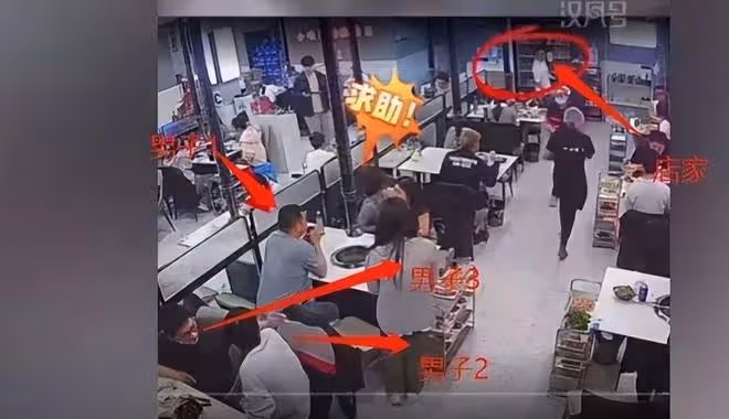 南京店員被打後續,三名女孩被質疑袖手旁觀,結局卻很是大快人心