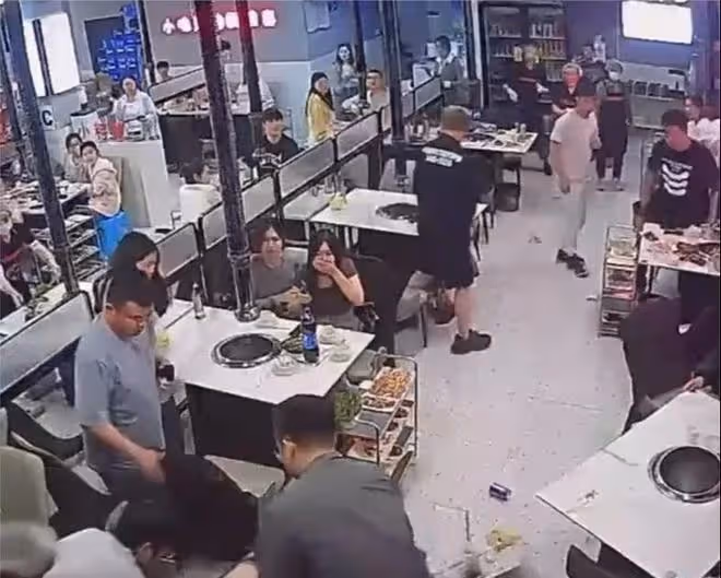 南京店員被打後續,三名女孩被質疑袖手旁觀,結局卻很是大快人心