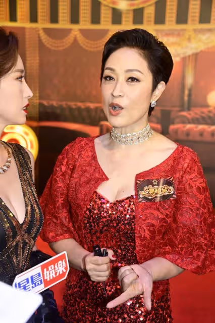 香港人氣女星莊鍶敏真大膽,穿低胸裙險走光,同場女星輸得太徹底