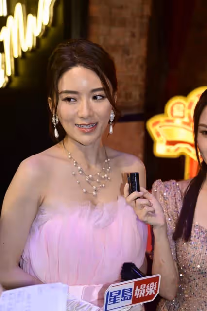 香港人氣女星莊鍶敏真大膽,穿低胸裙險走光,同場女星輸得太徹底