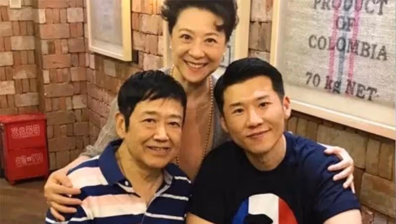 被王馥荔的老年狀態驚艷到：穿衣得體，頭髮微卷，73歲優雅又貴氣