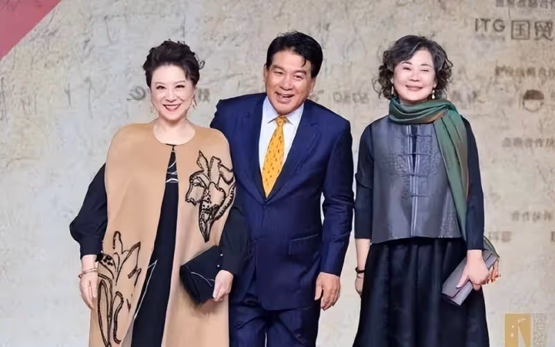 被王馥荔的老年狀態驚艷到：穿衣得體，頭髮微卷，73歲優雅又貴氣