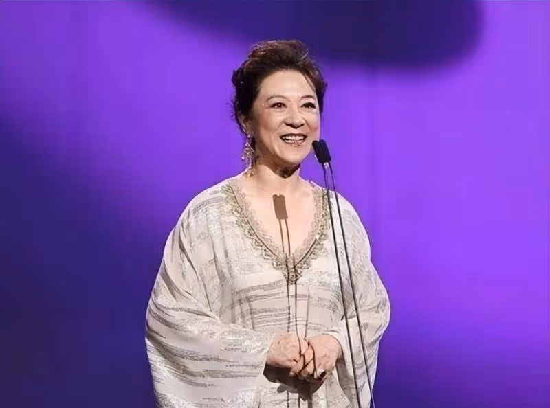被王馥荔的老年狀態驚艷到：穿衣得體，頭髮微卷，73歲優雅又貴氣