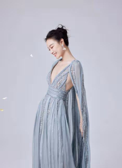 倪妮終於換風格了，穿深V亮片裙秀「傲人身材」，越來越有女人味