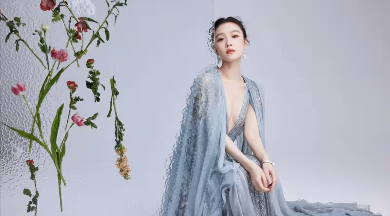 倪妮終於換風格了，穿深V亮片裙秀「傲人身材」，越來越有女人味