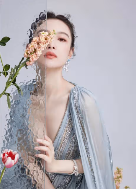 倪妮終於換風格了，穿深V亮片裙秀「傲人身材」，越來越有女人味