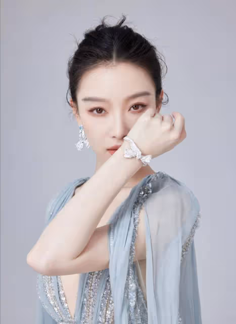 倪妮終於換風格了，穿深V亮片裙秀「傲人身材」，越來越有女人味