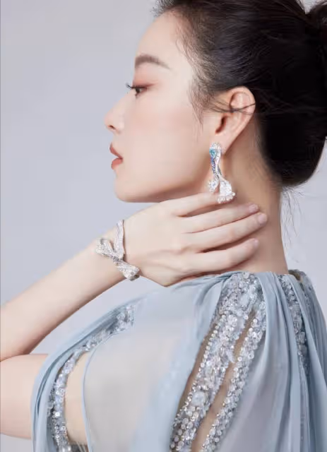 倪妮終於換風格了，穿深V亮片裙秀「傲人身材」，越來越有女人味