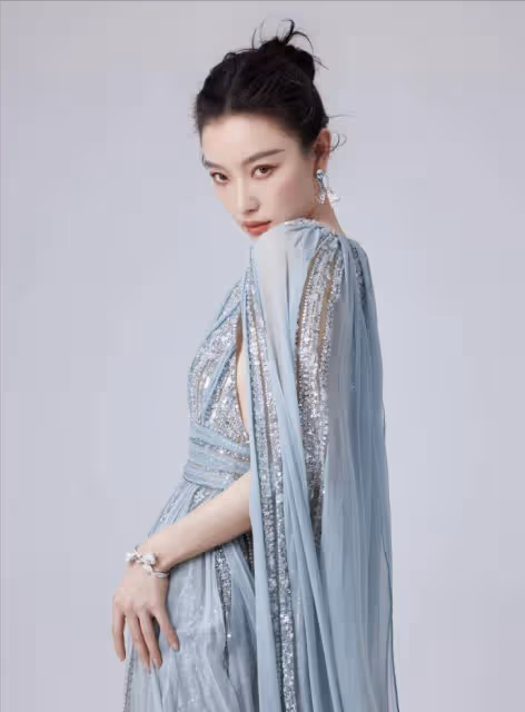 倪妮終於換風格了，穿深V亮片裙秀「傲人身材」，越來越有女人味