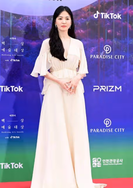 韓國百想大賞紅毯：湯唯胖一圈，宋慧喬范兒足，IU秀智初戀臉絕美