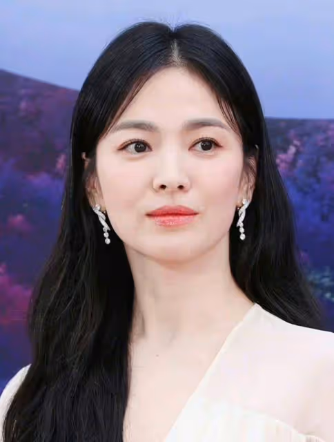 韓國百想大賞紅毯：湯唯胖一圈，宋慧喬范兒足，IU秀智初戀臉絕美