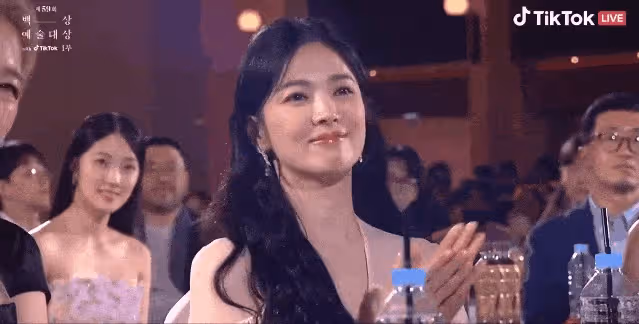 韓國百想大賞紅毯：湯唯胖一圈，宋慧喬范兒足，IU秀智初戀臉絕美