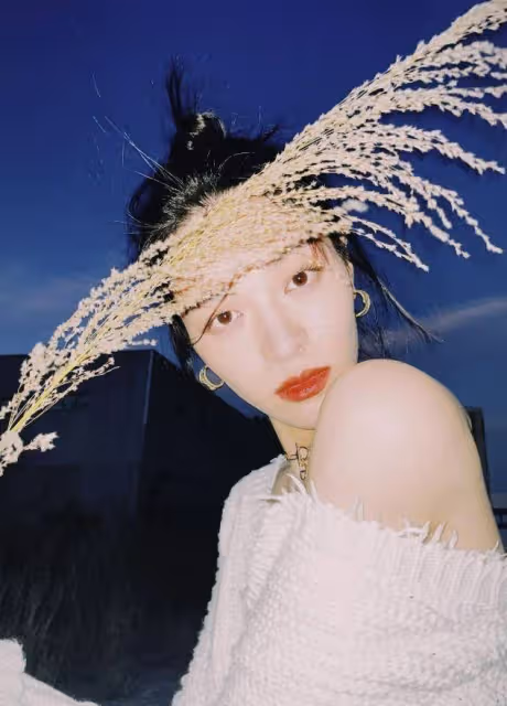 鍾楚曦才是「尤物」，穿低領弔帶裙秀傲人身材，配大紅唇好欲