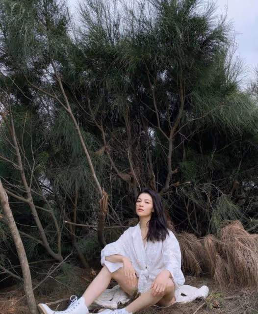 鍾楚曦才是「尤物」，穿低領弔帶裙秀傲人身材，配大紅唇好欲