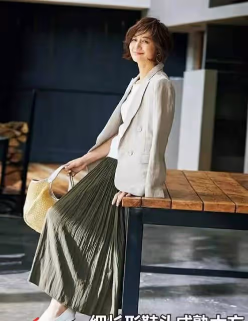 優雅到骨子裡的女人，很少穿褲子+運動鞋，裙子+尖頭鞋更時髦氣質
