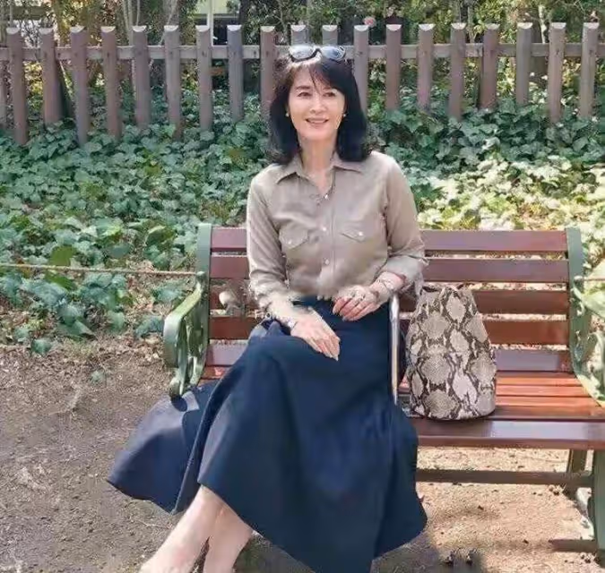 優雅到骨子裡的女人，很少穿褲子+運動鞋，裙子+尖頭鞋更時髦氣質