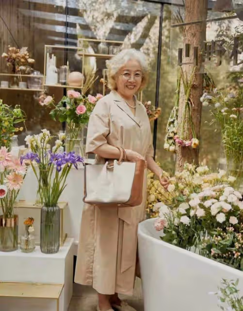 優雅到骨子裡的女人，很少穿褲子+運動鞋，裙子+尖頭鞋更時髦氣質