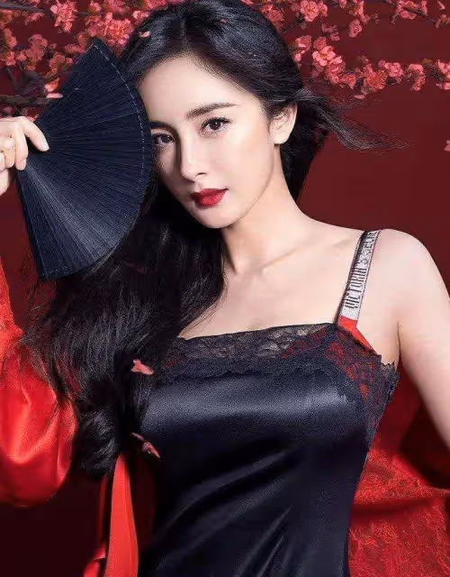 34歲楊冪穿睡衣拍時尚大片，身材豐腴眼神魅惑，傲人上圍不輸超模