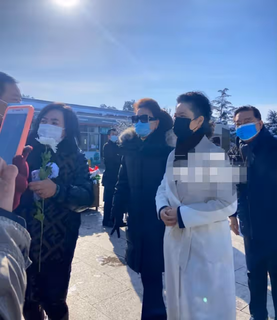 李雙江夫婦亮相，83歲李雙江精神矍鑠，56歲夢鴿打扮優雅顯貴氣