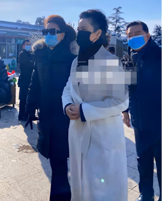 李雙江夫婦亮相，83歲李雙江精神矍鑠，56歲夢鴿打扮優雅顯貴氣