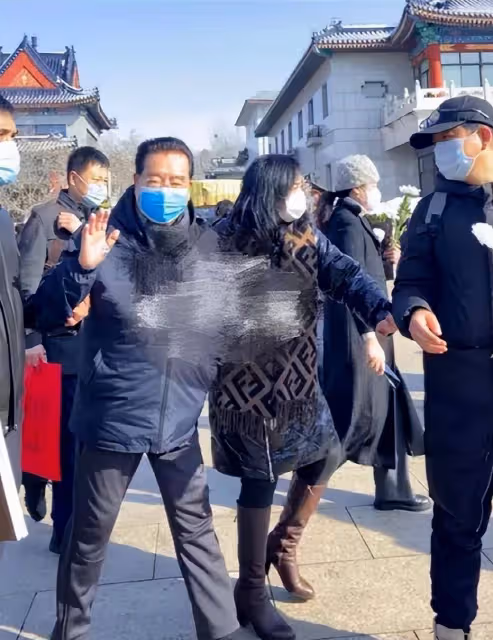 李雙江夫婦亮相，83歲李雙江精神矍鑠，56歲夢鴿打扮優雅顯貴氣