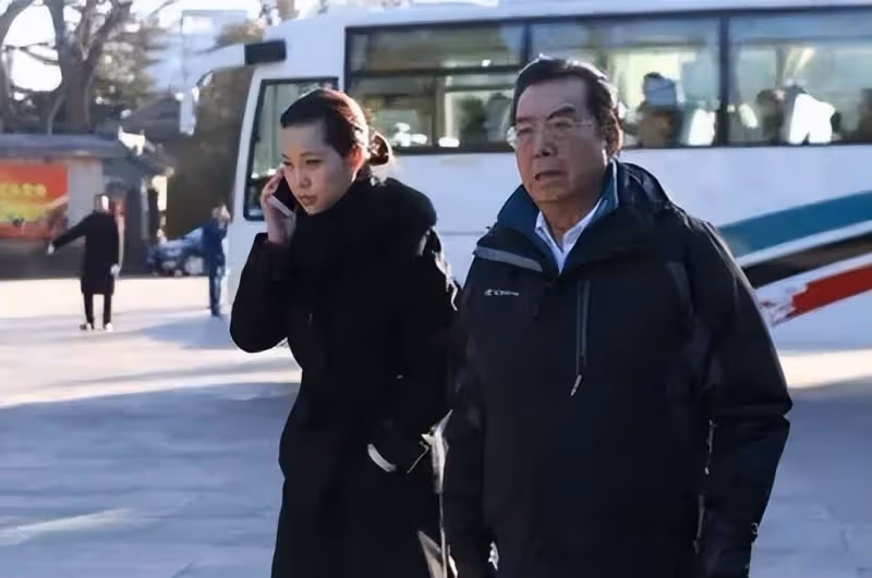 李雙江夫婦亮相，83歲李雙江精神矍鑠，56歲夢鴿打扮優雅顯貴氣