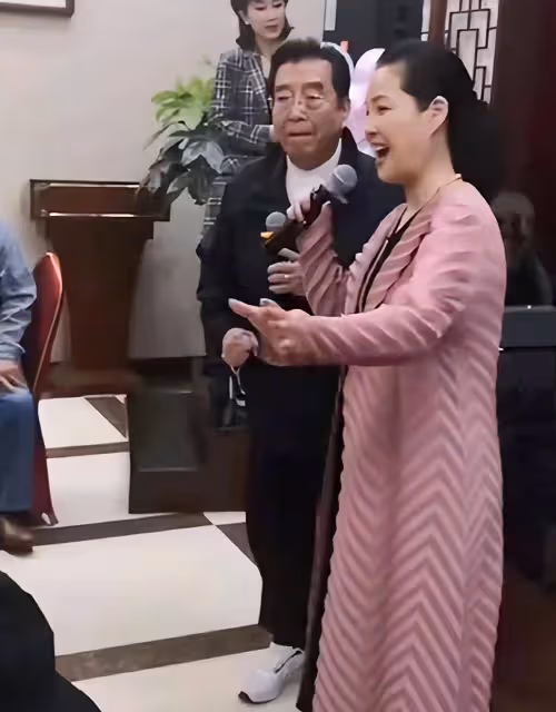 李雙江夫婦亮相，83歲李雙江精神矍鑠，56歲夢鴿打扮優雅顯貴氣
