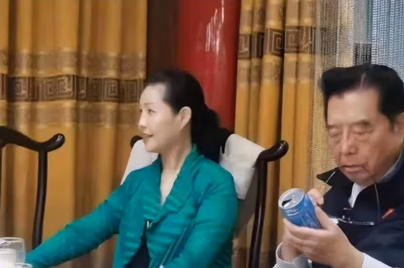 李雙江夫婦亮相，83歲李雙江精神矍鑠，56歲夢鴿打扮優雅顯貴氣
