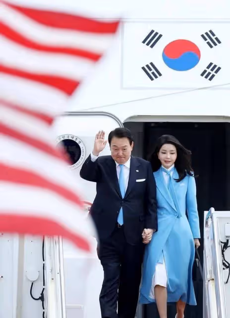 金建希這絲巾飄帶就摘不下去了，穿帆布鞋像學生妹，雖美卻不高級
