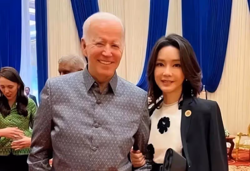 金建希這絲巾飄帶就摘不下去了，穿帆布鞋像學生妹，雖美卻不高級