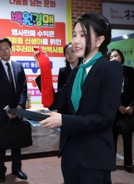 金建希這絲巾飄帶就摘不下去了，穿帆布鞋像學生妹，雖美卻不高級