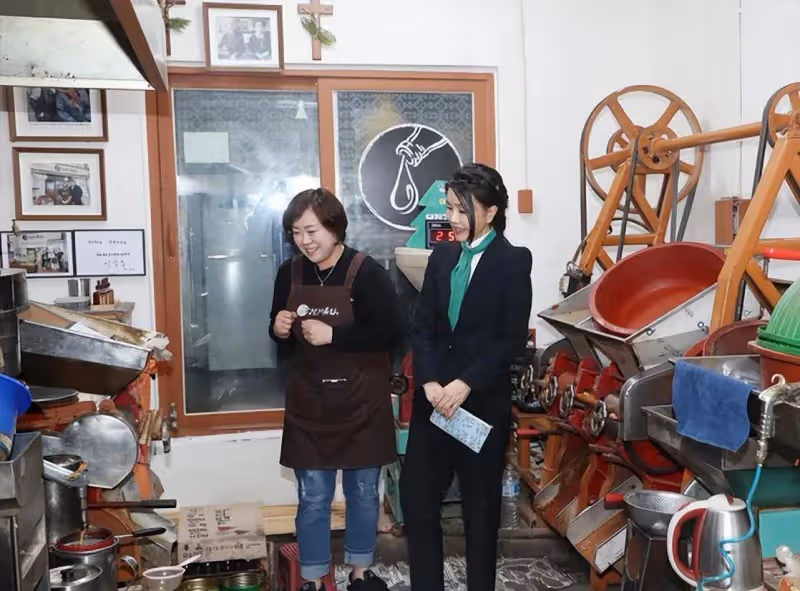 金建希這絲巾飄帶就摘不下去了，穿帆布鞋像學生妹，雖美卻不高級