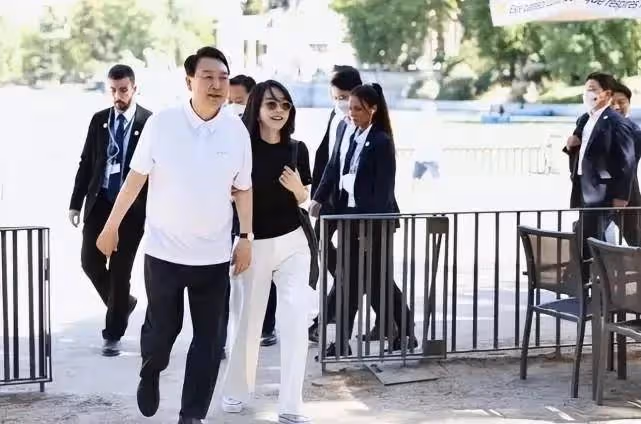 金建希這絲巾飄帶就摘不下去了，穿帆布鞋像學生妹，雖美卻不高級