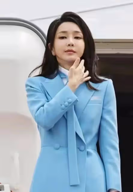 金建希這絲巾飄帶就摘不下去了，穿帆布鞋像學生妹，雖美卻不高級