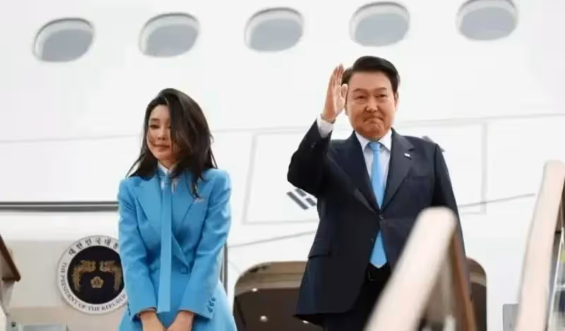 金建希這絲巾飄帶就摘不下去了，穿帆布鞋像學生妹，雖美卻不高級
