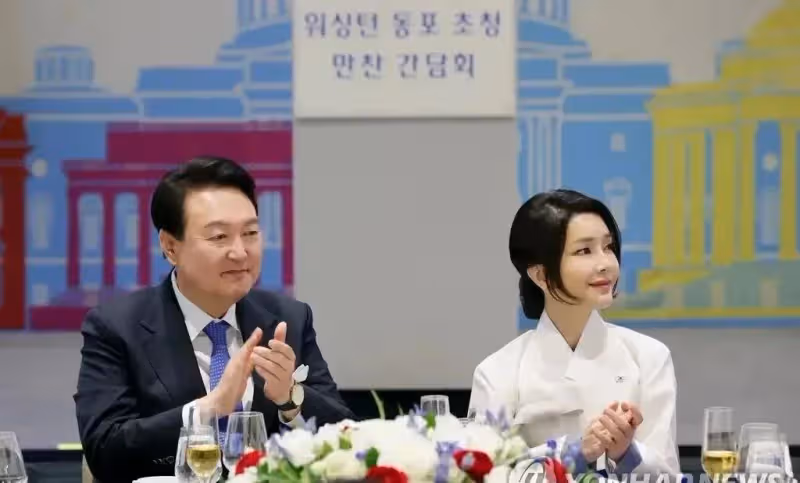 金建希這絲巾飄帶就摘不下去了，穿帆布鞋像學生妹，雖美卻不高級