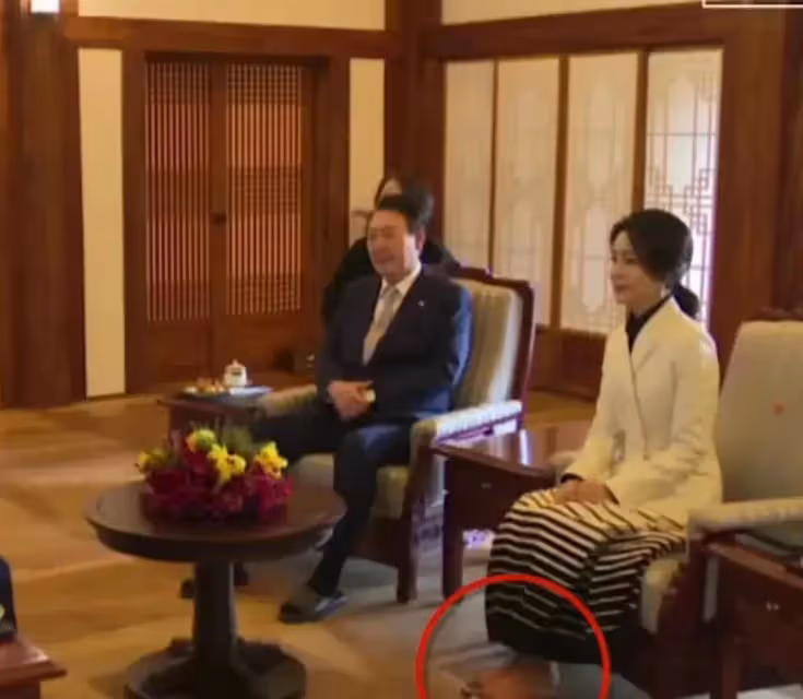 金建希這絲巾飄帶就摘不下去了，穿帆布鞋像學生妹，雖美卻不高級
