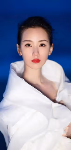 #陳都靈#大變風格，深紫色系絲絨V領長裙，神秘優雅，高貴迷人