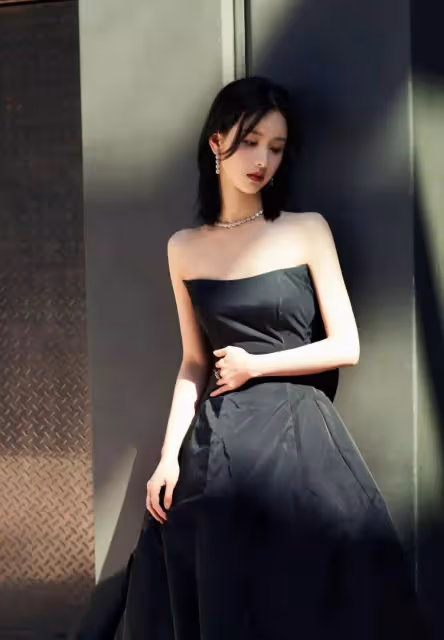 #陳都靈#大變風格，深紫色系絲絨V領長裙，神秘優雅，高貴迷人