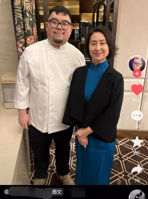 何超瓊現身北京和網紅廚師約飯，穿旗袍身姿婀娜，比身旁晚輩還美