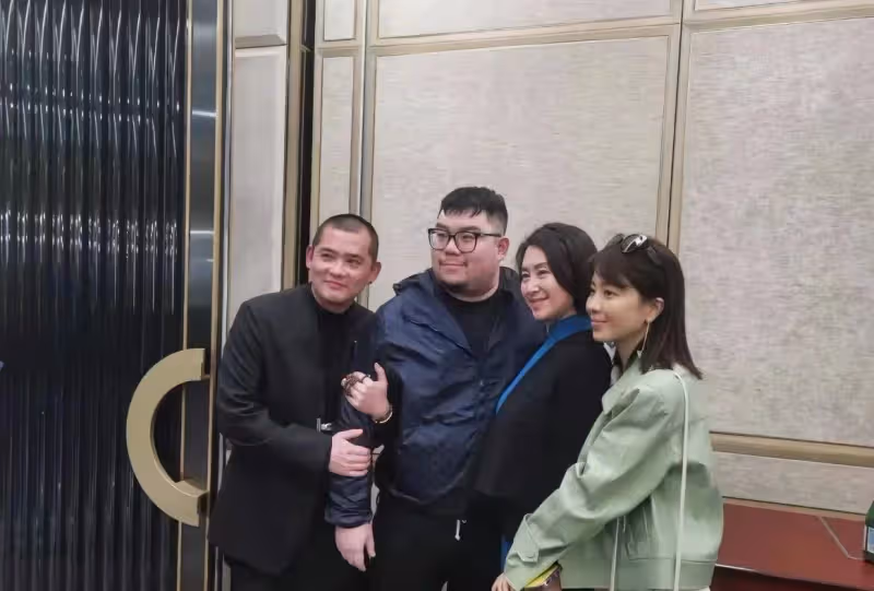 何超瓊現身北京和網紅廚師約飯，穿旗袍身姿婀娜，比身旁晚輩還美