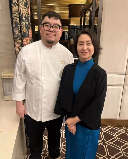 何超瓊現身北京和網紅廚師約飯，穿旗袍身姿婀娜，比身旁晚輩還美