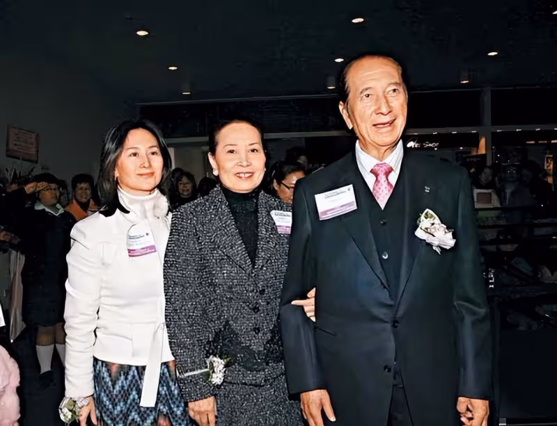 何超瓊現身北京和網紅廚師約飯，穿旗袍身姿婀娜，比身旁晚輩還美
