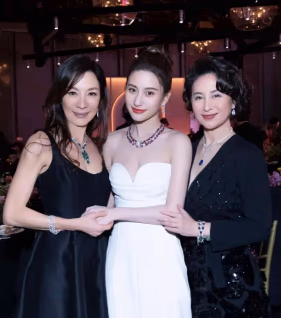何超瓊現身北京和網紅廚師約飯，穿旗袍身姿婀娜，比身旁晚輩還美