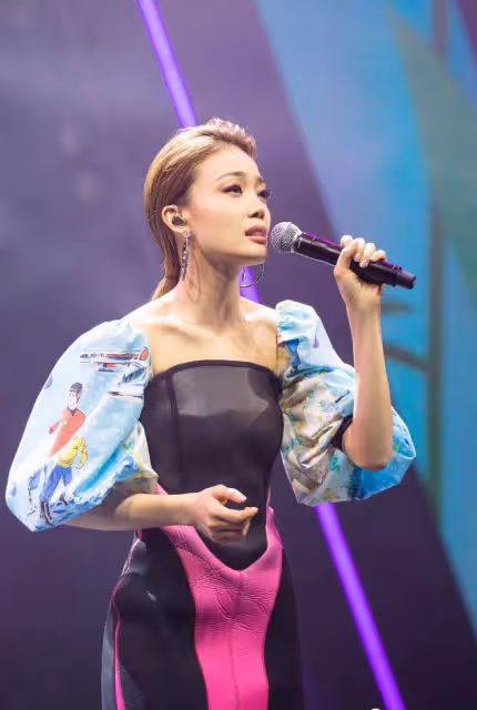 真敢穿！容祖兒演唱會大尺度露肉穿搭引網友瘋狂吐槽