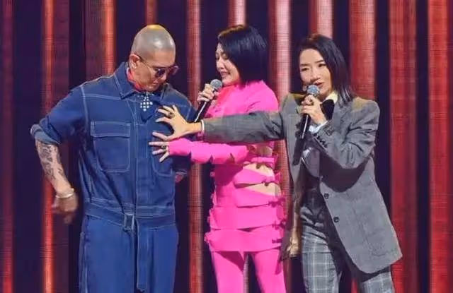 這一幕終於上演了,具俊曄錄製《小姐不熙娣》,現場與小S熱舞