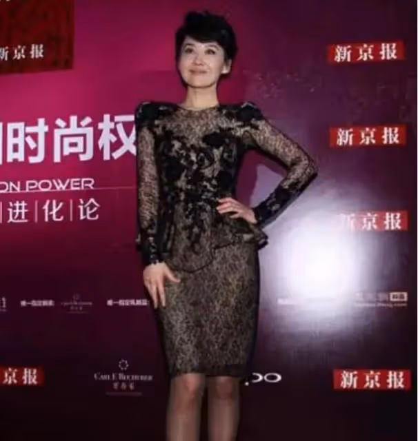 黑色絲襪搭配蕾絲緊身衣，許晴女神徹底打破年齡限制！