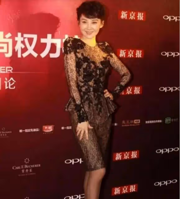 黑色絲襪搭配蕾絲緊身衣，許晴女神徹底打破年齡限制！