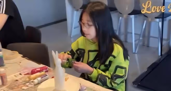 小S三個女兒做公益，探望植物人家庭感動落淚，公益捐款33萬元