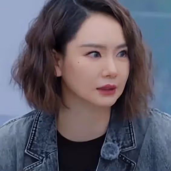 戚薇首談生子前腳摔折細節，透露陳小春救了她，女兒也在場被嚇壞